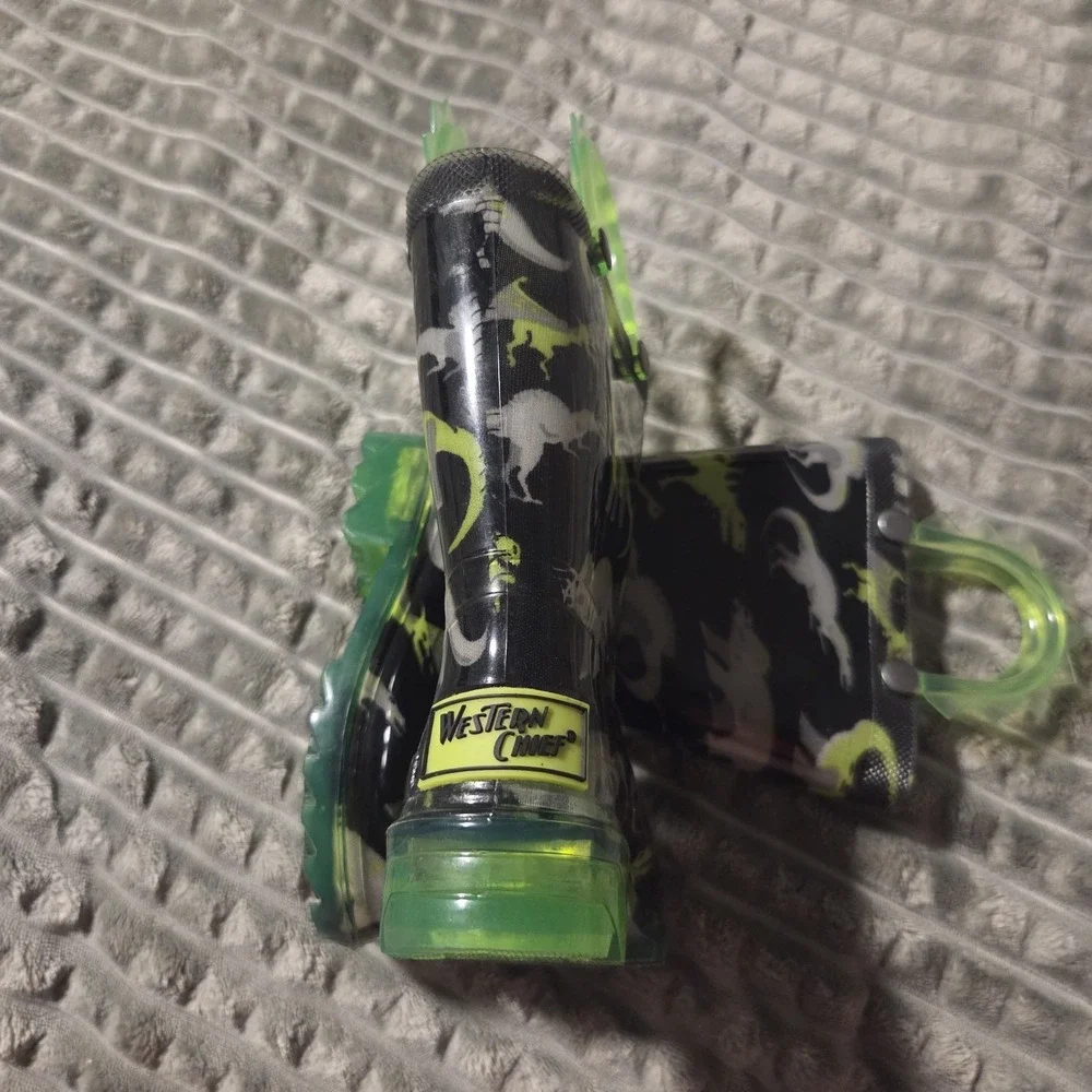 Western Chief Dinosaur Kids Light Up Rain Boots Green Black Size 5 Waterproof